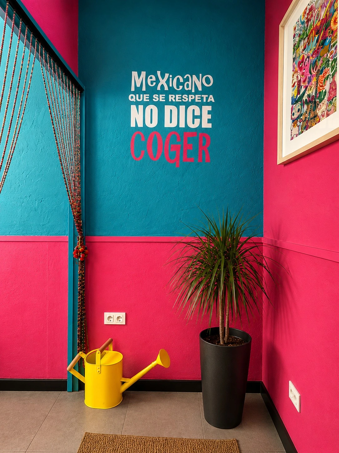 Frase 'Mexicano que se respeta no dice coger' en la pared de Alebrijes Tapería Mexicana
